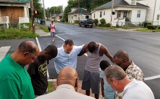 O governador Matt Bevin orou junto com a população nas ruas de Louisville, em Kentucky. (Foto: Reprodução)