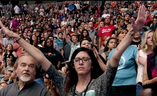 Mais de 10 mil pessoas se converteram na 28ª edição da 'Cruzada da Colheita', realizada pelo pastor Greg Laurie. (Imagem: Facebook)