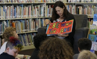 Professora lê para crianças em escola dos EUA. (Foto: The Resurgent)
