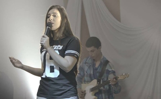Thaiane Seghetto reflete sua forte conexão com Deus em composições profundas. (Foto: Reprodução).