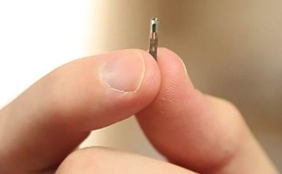 Do tamanho de um grão de arroz, chip é implantado na mão, entre os dedos indicador e polegar. (Foto: BBC)