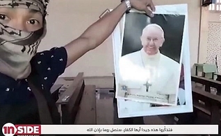 Terrorista filipino ligado ao Estado Islâmico exibe fotos do Papa Francisco em vídeo cheio de ameças ao pontífice e a Roma. (Imagem: Captura de tela - Youtube)