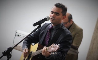 Darrell Evans canta a faixa “Maravilhoso”, nome que dá o título do projeto. (Foto: Reprodução).