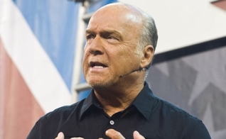 Pastor Greg Laurie lidera a igreja 'Harvest', na Califórnia. (Foto: Orange County Register)