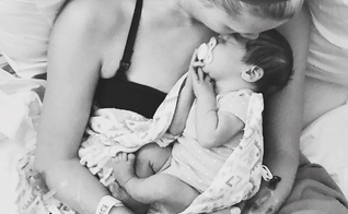 Kimberly e sua filha, Vaida, após o parto que aconteceu em agosto. (Foto: Reprodução)