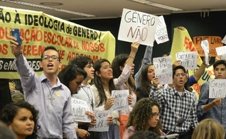Manifestantes protestam contra a doutrinação ideológica nas escolas. (Foto: Carta Capital)