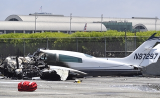 A aeronave foi incendiada quando retornou para a pista. (Foto: Jeff Gritchen/Orange County Register/SCNG)