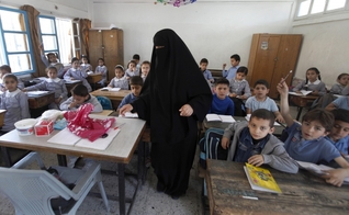 As crianças foram informadas que devem aprender o islamismo xiita ou serão expulsas. (Foto: AP).