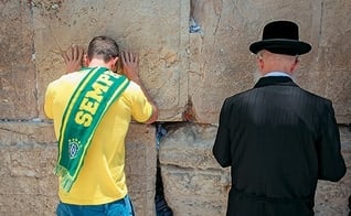 Brasileiro ora ao lado de judeu no Muro das Lamentações. (Foto: Época)