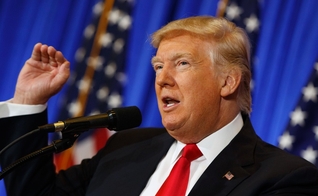 Donald Trump afirmou que as igrejas merecem apoio do governo para se reerguerem, após danos causados pelos furacões. (Foto: CNN)