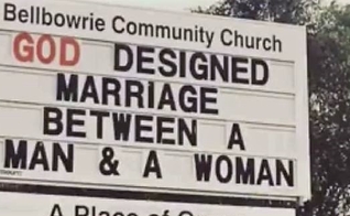 "Deus criou o casamento entre um homem e uma mulher", dizia a placa do lado de fora da Igreja da Comunidade Bellbowrie, em Brisbane, Austrália. (Foto: Daily Mail)