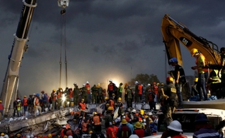 Resgatistas trabalham na operação de resgate em escombros na Cidade do México. (Foto: Carlos Jasso/Reuters)