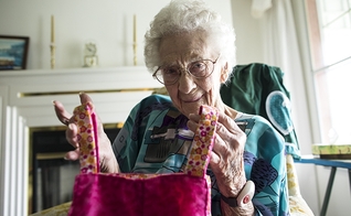 Eva está fazendo vestidos para serem enviados por todo o mundo. (Foto: Samaritan's Purse)