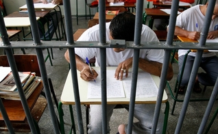 Professor usou a Bíblia para ensinar história aos alunos detentos. (Foto: Reprodução)