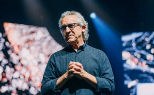 O pastor diz que devemos nos concentrar na alegria do Senhor. (Foto: Reprodução).