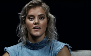 Apesar dos tempos ruins, Taya ressalta que continua usando a adoração como uma arma contra as trevas. (Foto: Reprodução).