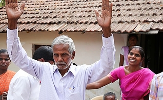 Pastor Jatya (de braços levantados) atua com seu ministério no sul da Índia. (Foto: Voz dos Mártires)