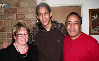 Pastor David Ortiz (direita), ao lado de seu filho (meio) e sua esposa (esquerda). (Foto: MO)