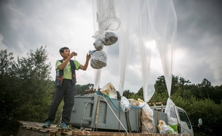 Jung é o fundador de um grupo chamado “Sem Cadeias”. (Foto: Jean Chung / NYT).