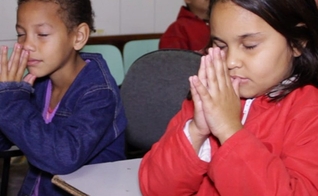 Crianças oram em escola. (Foto: Campo Grande News)
