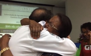 Mãe reencontra receptor do coração do filho falecido e não segura a emoção. (Foto: Reprodução/G1)