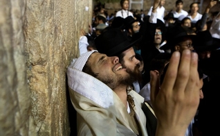 Judeu em momento de oração no Muro das Lamentações, em Jerusalém. (Foto: Reuters)