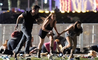 Pessoas tentam fugir de tiroteio em massa, em Las Vegas. (Foto: NTD.TV)