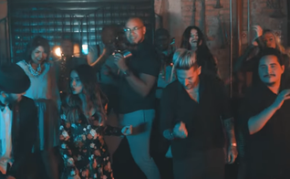 O novo clipe do cantor já está disponível em seu canal no YouTube. (Foto: Reprodução).