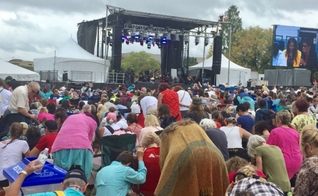 Cristãos ajoelhados em oração no National Mall, em Washington, nos EUA. (Foto: The Christian Post)