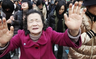 Cristãos orando pelos norte-coreanos em Seul, capital da Coreia do Sul. (Foto: Reuters/Kim Hong-ji)