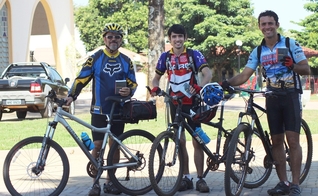 Os missionários vão enfrentar 200 quilômetros de pedalada. (Foto: Mariana Canto/Pedalando por Bíblias)