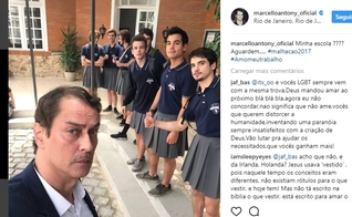 Marcello Antony publicou foto com garotos de saia, durante uma gravação de cena da novela Malhação. (Imagem: Instagram - reprodução)