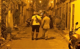 Pastor André Assis caminha ao lado de traficante no Complexo da Maré, no RJ. (Foto: ALAN LIMA - El País)
