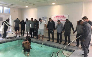 Marcus Johnson foi batizado na piscina do hotel antes do jogo de futebol. (Foto: Reprodução/Twitter)
