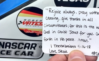 Bilhete com reflexão bíblica que Dale Earnhardt Jr. carregou em seu carro durante uma das corridas. (Foto: Twitter)
