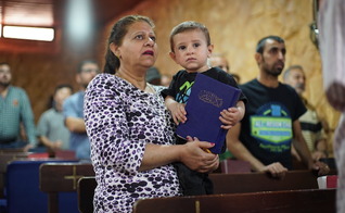 O casal trabalha com refugiados em nome da Sociedade Bíblica há sete anos. (Foto: Sociedade Bíblica).