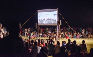 Igrejas foram abertas na aldeia depois que o povoado foi evangelizado por filme. (Foto: Jesus Film Project)