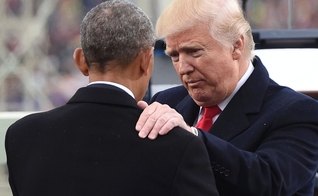 Trump cumprimenta Obama durante sua inauguração presidencial. (Foto: Getty Images)