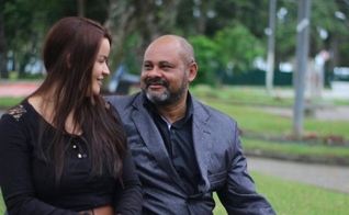 Arlindo Xavier ao lado de sua esposa, Marcela, que enfrentou os momentos difíceis ao seu lado. (Foto: Arthur Xavier)