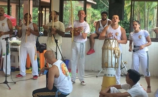 Pastor Roberto Cruvinel (com berimbau ao meio) é vice-campeão paulista da modalidade esportiva. (Foto: Facebook)