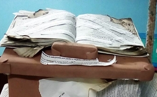 Bíblia queimada tem manchetes de abusos sexuais cometidos por pastores e padres coladas nela. (Foto: Portal Cambé)