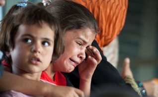 Crianças iraquianas choram durante resgate em helicóptero militar, em Bagdá. (Foto: Reuters)