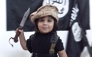 Garoto de três anos segura faca nas mãos e é filmado pelos próprios pais. (Foto: Daily Mail)
