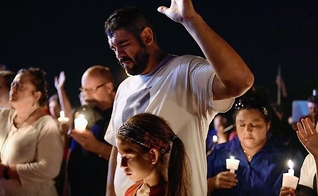 Pessoas participam de vigília, orando pelas famílias e sobreviventes do massacre na Primeira Igreja Batista de Sutherland Springs. (Foto: Reuters/Mohammad Khursheed_