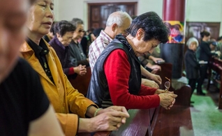 Cristãos participam de culto em igreja da China. (Foto: New York Times)