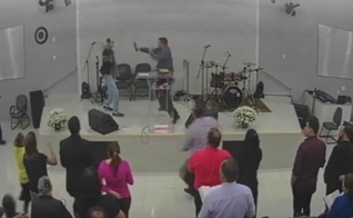 No vídeo pode-se ouvir os gritos dos fiéis durante a investida contra o líder. (Foto: Reprodução).