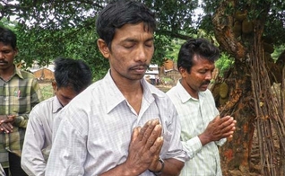 Cristãos oram em Kandhamal, India. (Foto: Barnabas Aid)