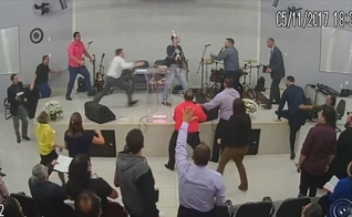 Culto em que o pastor sofreu a tentativa de esfaqueamento foi transmitido ao vivo. (Imagem: Facebook)