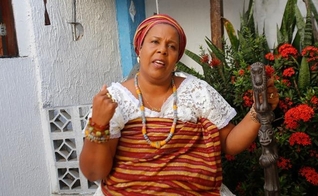 Jaciara Ribeiro se apresenta como ialorixá, termo que faz referência à autoridade de um terreiro, mais conhecida como "mãe de santo". (Foto: UOL)