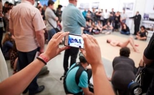 Performance com homem nu envolvendo crianças durante evento do Museu de Arte Moderna gerou grande polêmica nas redes sociais. (Foto: O Globo)